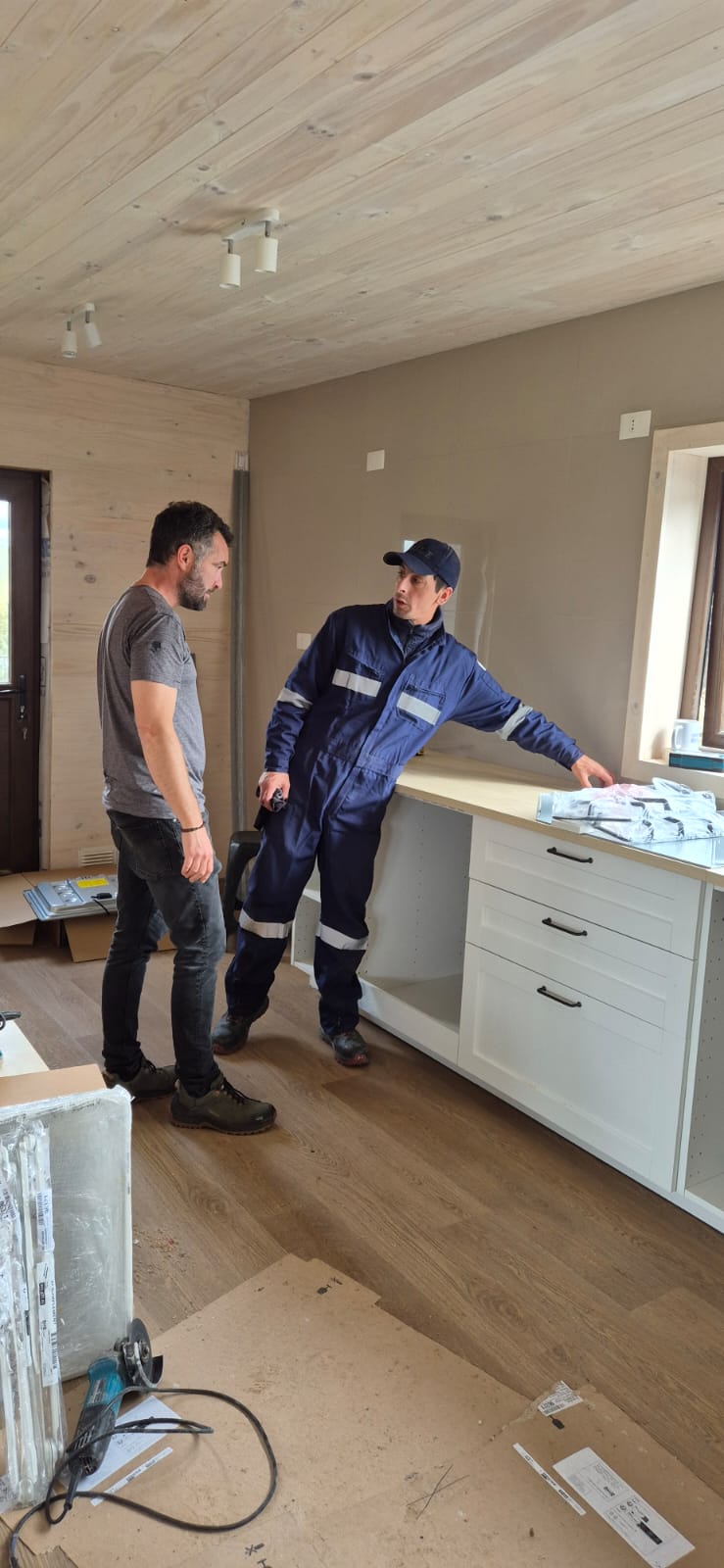 Eugenio supervisando obra en terreno